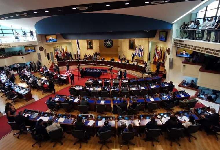 Nuevo Congreso dominado por oficialismo asume en El Salvador