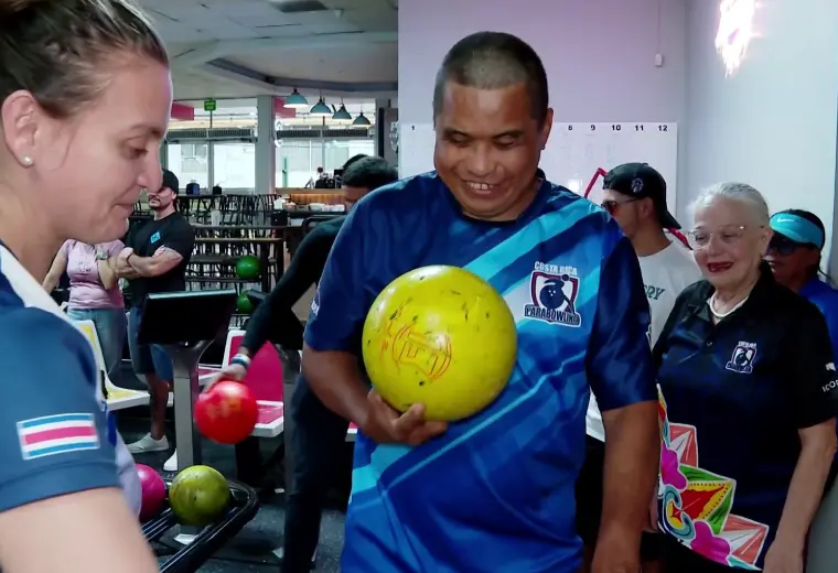 Clases inclusivas de boliche transforman vidas en Montes de Oca