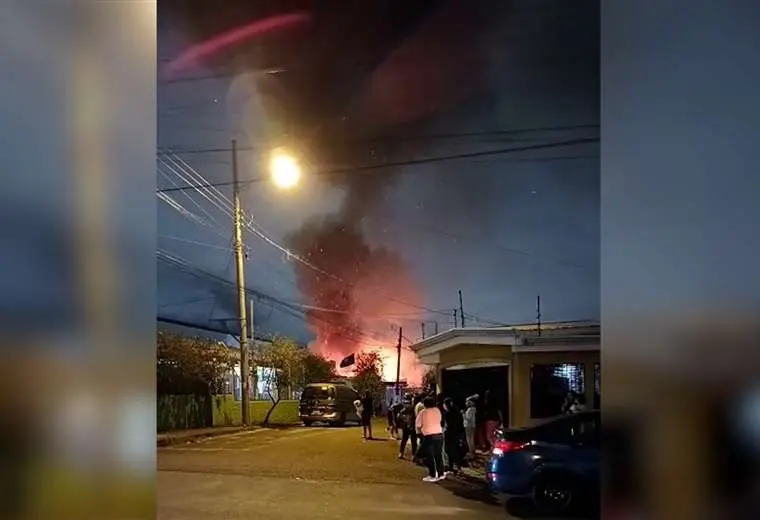 Bomberos atienden otro incendio estructural en San José