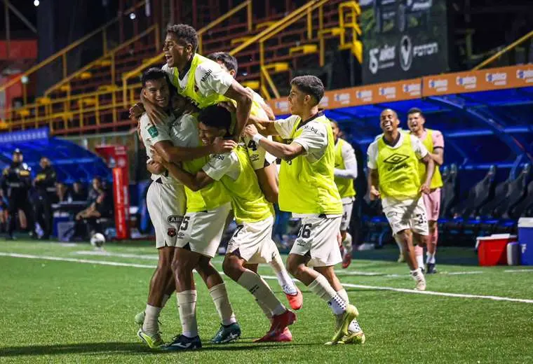 Alajuelense sorprendió ante San Carlos con equipo con promedio de edad de 21 años