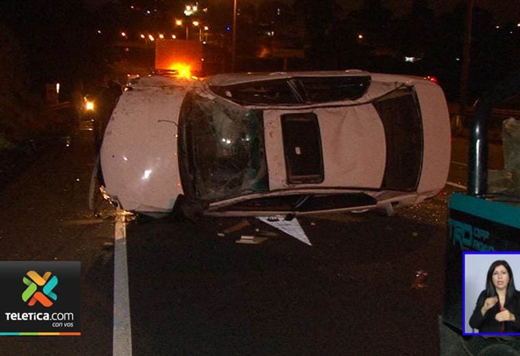 Mujer resulta herida al volcarse el vehículo en que viajaba en la ruta 27