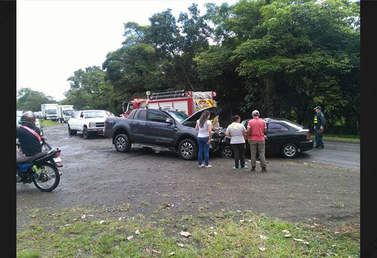 Choque entre vehículos deja a embarazada en condición delicada en San Carlos