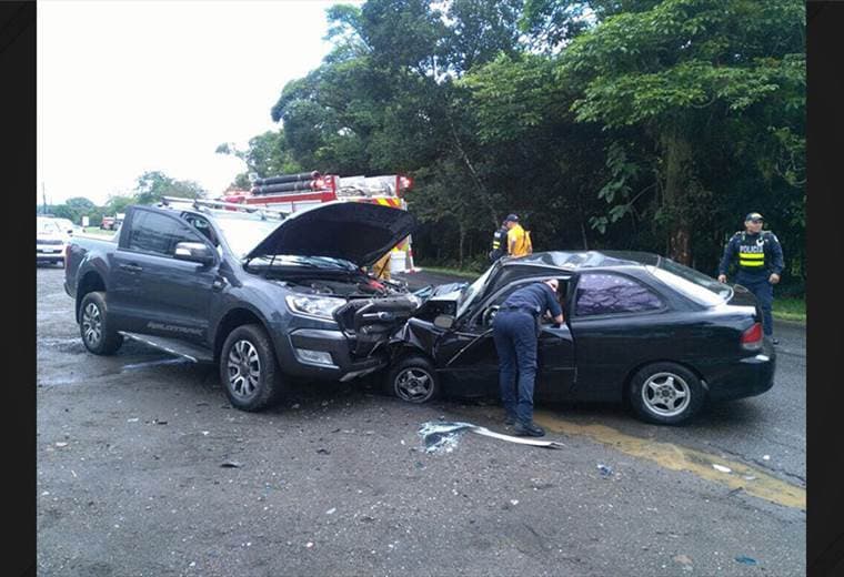 Choque entre vehículos deja a embarazada en condición delicada en San Carlos