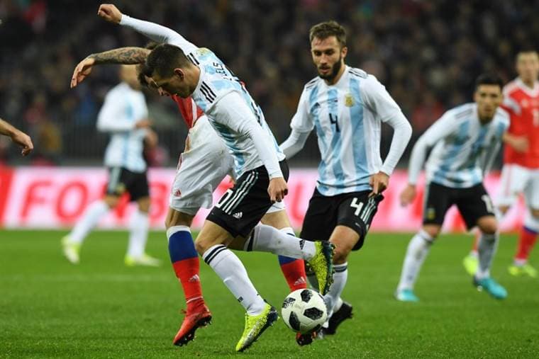 Fedor Smolov y el argentino Giovani Lo Celso en el partido Argentina-Rusia.|AFP