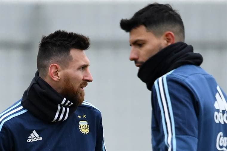 Lionel Messi y su compañero Sergio Agüero.|AFP