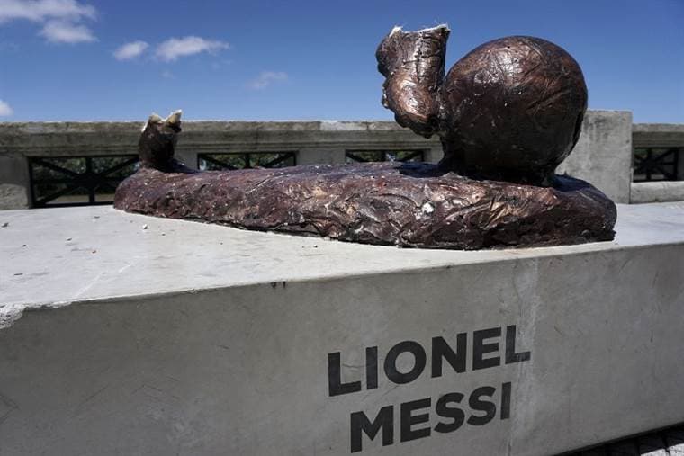 Así quedó la estatua de Messi en Argentina.|AFP