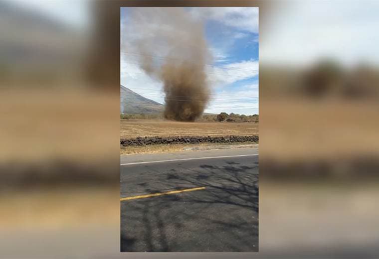  Tornado cerca del Volcán de San Miguel El Salvador.