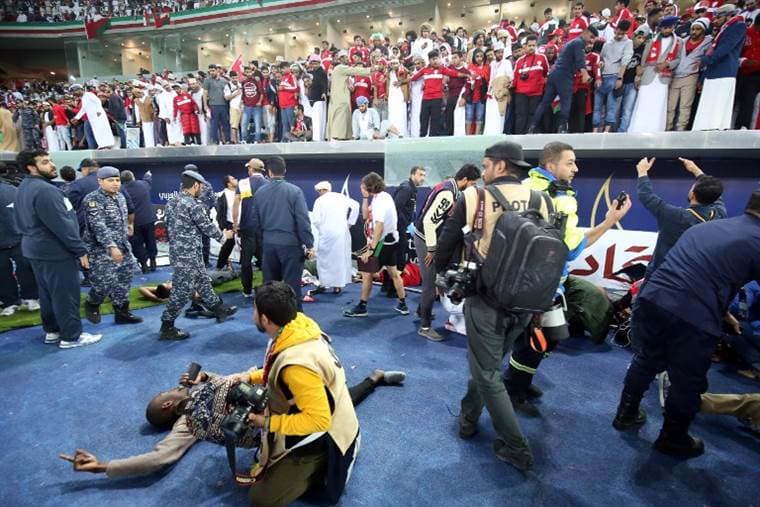 Once heridos en un estadio de Kuwait tras caída de una barrera