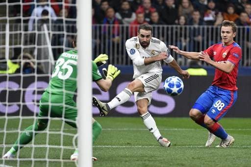 Dani Carvajal del Real Madrid saca un remate ante el CSKA de Moscú.|AFP