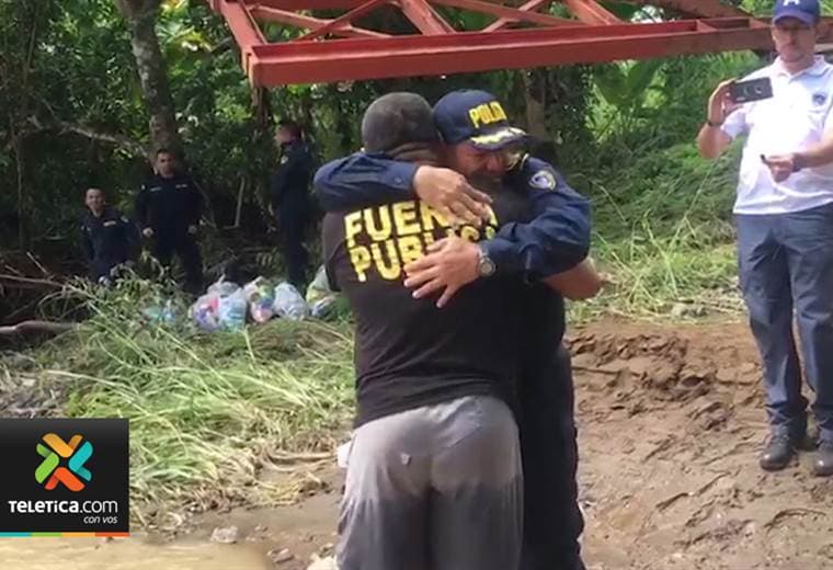 Policías ayudaron a otros oficiales afectados por intensas lluvias que golpearon Cóbano y Lepanto