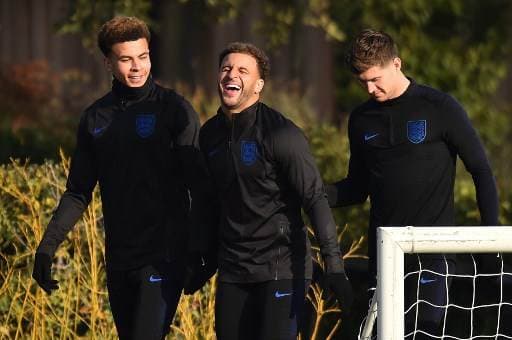 Dele Alli (izq.), Kyle Walker y John Stones de la selección de Inglaterra.|AFP