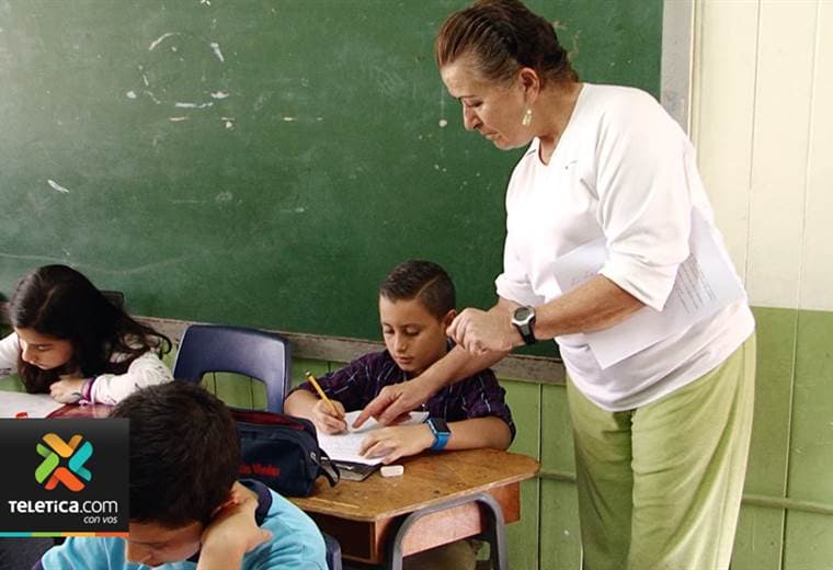 Profesores pensionados, estudiantes y profesores privados donan tiempo para enseñar a niños