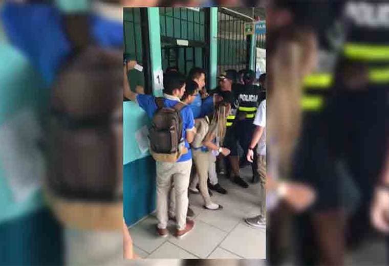 Estudiantes bloquean el acceso a un colegio para no hacer examen de Bachillerato