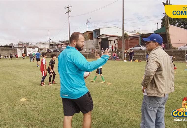 San Blas de Cartago tiene un entrenador de fútbol que es un ejemplo para la comunidad