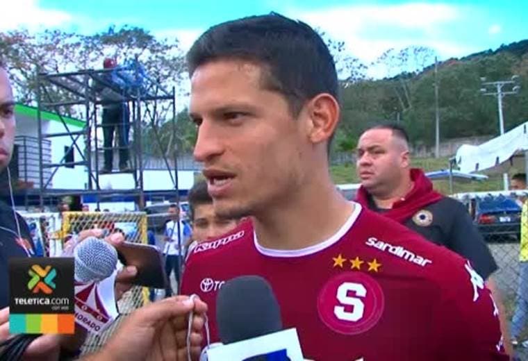 Saprissa tiene una guerra declarada a las canchas sintéticas