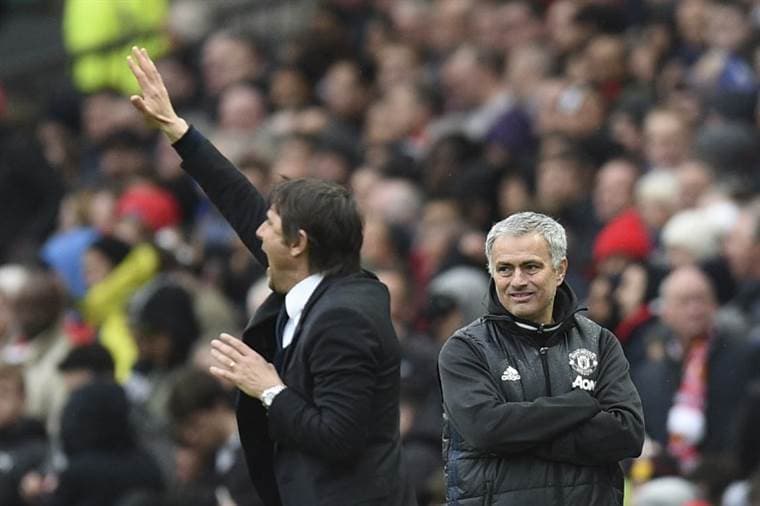 Mourinho (derecha) del Manchester United y Antonio Conte del Chelsea.|AFP