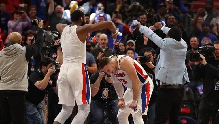 Reggie Jackson y Andre Drummond de los Pistons.|AFP