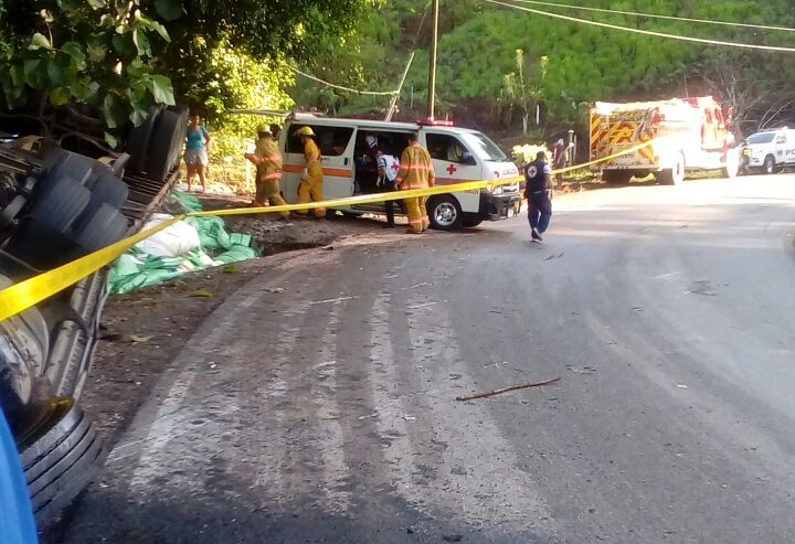 Vuelco de vehículo de carga pesada en Golfito