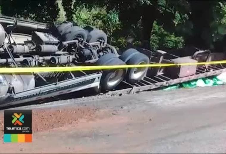 Dos personas muertas y seis heridas tras vuelco de vehículo pesado en Golfito