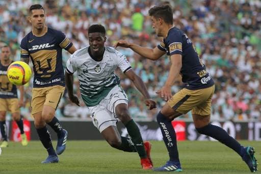 Pumas ante Santos partido del fútbol mexicano.|AFP