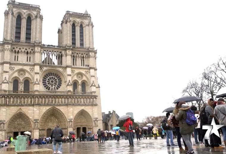 Inmortalizada por las imaginaciones tanto de Victor Hugo como de Disney, la catedral de Notre Dame lleva más de 800 años siendo uno de los símbolos inequívocos de París, la Ciudad Luz.    Hoy es casa del espíritu de Juana de Arco, de las icónicas campanas y de algunas de las reliquias sagradas más importantes del cristianismo.  