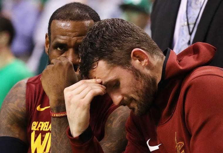 Lebron James y Kevin Love, jugadores de los Cleveland Cavaliers |AFP. 