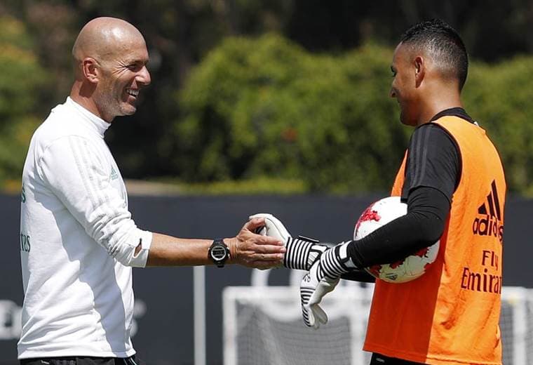 Keylor Navas y el técnico Zinedine Zidane. 