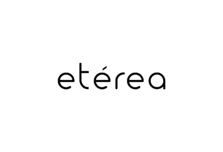 Ella es Andrea Belén, tiene 33 años, y es mente creativa detrás de los diseños de la marca costarricense Etérea.     Y de manera muy empírica y autodidacta se desenvolvió en el mercado de la moda.     Lo que Andrea tuvo claro desde un principio, fue el concepto que tendría su marca.     Sus diseños están fabricados con poliéster reciclado, cuero de pastoreo y carbono neutral.     En estos 6 años, Andrea supo posicionar su marca en un mercado nacional creciente en los últimos años, tanto así que hasta exposición internacional tuvo.     Además, Andrea se asoció para crear una fundación que también se llama Etérea.     Para Andrea, lo mejor de Etérea, además de la labor social que hace, es que se divierte haciendo lo que ama: Diseñar.