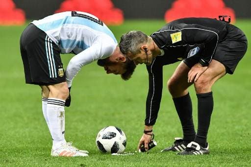 Lionel Messi al momento de cobrar una falta de tiro libre.|AFP
