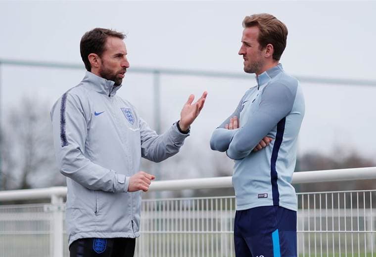 Gareth Southgate y Harry Kane durante el entrenamiento de Inglaterra.