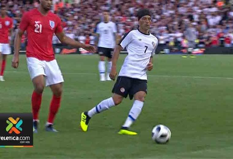 Christian Bolaños en partido ante Inglaterra