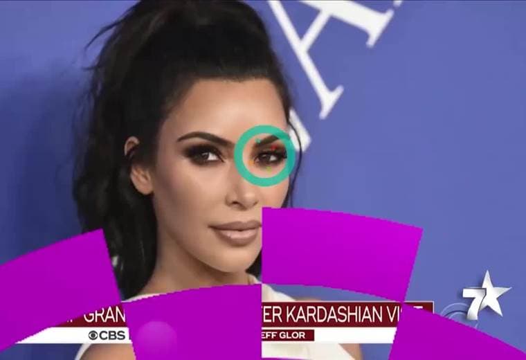 La faceta diplomática de la estrella de televisión Kim Kardashian parece haber dado frutos. El presidente de Estados Unidos, Donald Trump, anunció que indultara la sentencia de cadena perpetua de la prisionera afroamericana Alice Marie Johnson, por quien Kardashian abogó la semana pasada en una reunión con el mandatario. Marie Johnson pasó 22 años en prisión por delitos relacionas con drogas. La petición de clemencia de Johnson se basaba en que esos fueron sus primeros delitos, los cometió en un momento de dificultad económica y si hoy fuera juzgada por los mismos crímenes, la pena sería inferior.