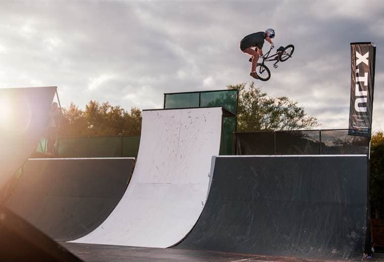 Kenneth Tencio, ciclista de freeslyle de BMX.|CON