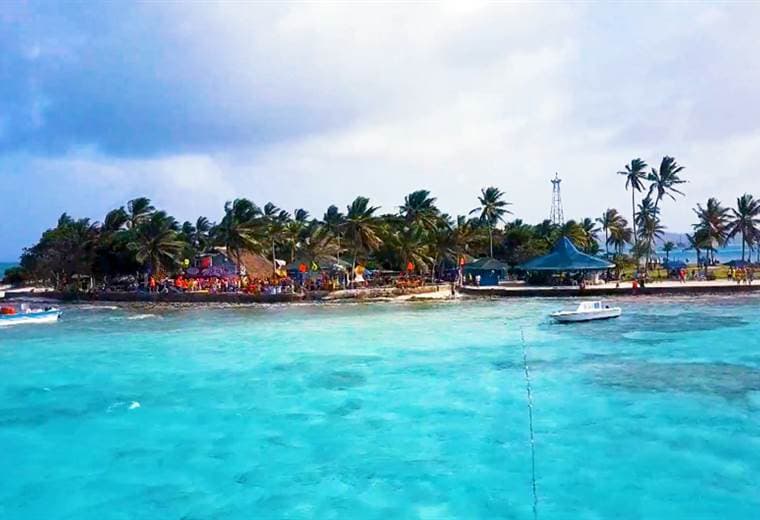 La Isla de San Andrés, uno de los destinos favoritos en el Caribe. Plagada de paisajes exóticos. Se encuentra sobre una plataforma volcánica que da lugar a diversos escenarios, como piscinas naturales rodeadas por superficies rocosas y repletas de peces coloridos.  Bajo un calido sol, este lugar es perfecto para unos dias de relajacion absoluta.