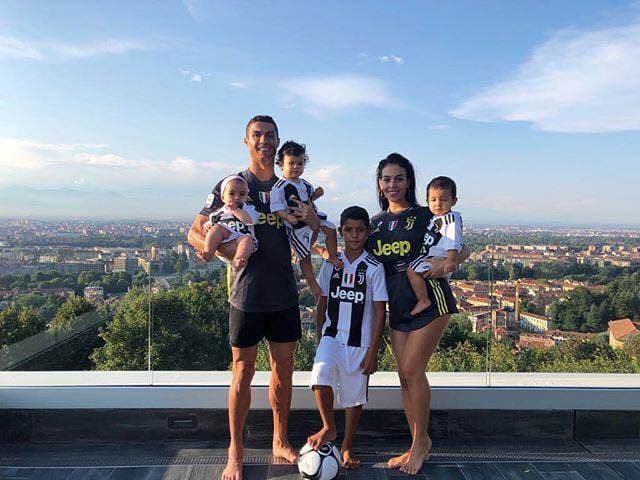 Cristiano Ronaldo y su familia con la camiseta de la Juventus.|Facebook