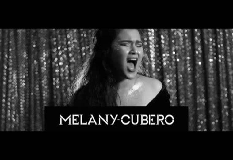 Ella es Melany Cubero, es cantante y compositora, y desde hace 4 años inició su carrera musical de forma oficial.   Las letras de sus canciones hablan de sueños, del ego, de amor y de desamor entre otras cosas.   Melany ahorita se encuentra trabajando en su próximo material discográfico que espera lanza en 2019, que sería su 2do álbum de estudio.