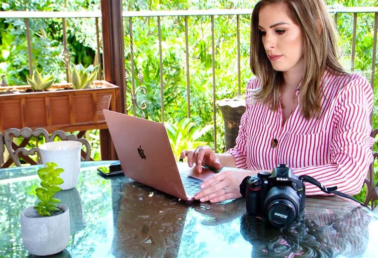 Elena Arias es médico general, tiene una maestría en servicios de salud, tiene 29 años, es oriunda de Atenas.Y es la autora del blog “Entre Tennis y Tacones”. Un espacio de salud y estilo de vida, pero ¿cómo le surgió idea a esta doctora? Ahora, este blog tiene un año de existir. En Instagram 6200 seguidores, en Facebook 4000, y en su página web hasta 10 mil lectores al mes. Y ¿qué representa “Entre Tennis y Tacones” para Elena? Para ella lo más importante del blog, es la retroalimentación.