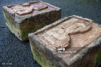 Dos piedras esculpidas de al menos 1.000 años halladas en un jardín inglés