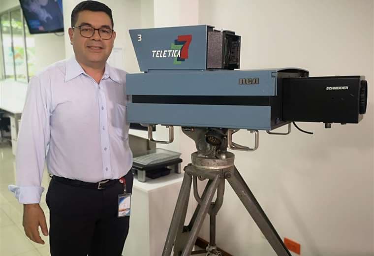 Marcelo Castro con una de la primeras cámaras de canal 7. Foto: Víctor Miranda 