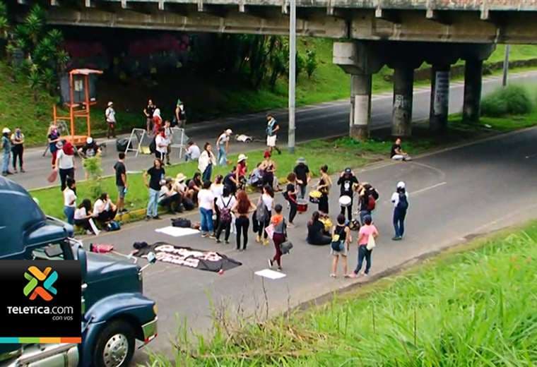 Cientos de estudiantes se unen a marcha