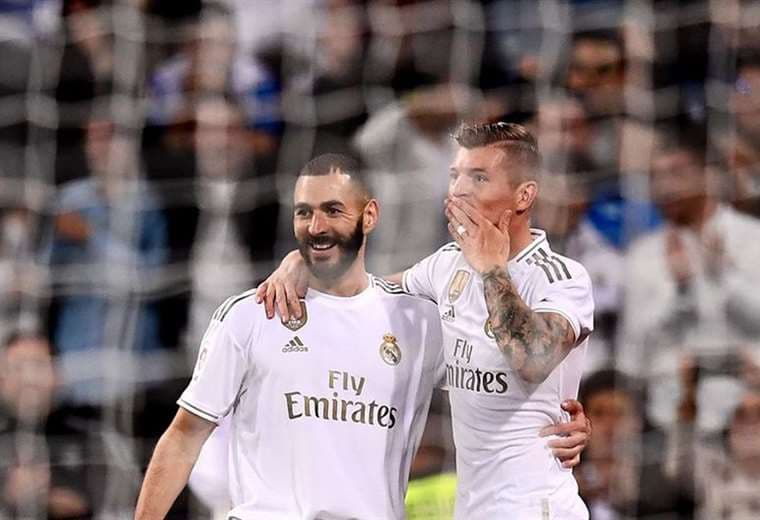 Karim Benzema y Toni Kroos celebran el gol del Real Madrid | AFP