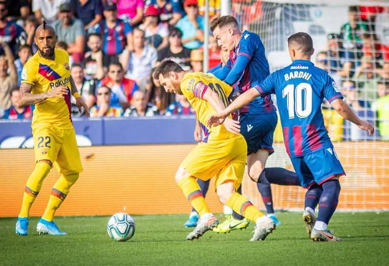 Jugadores del Levante frenan el avance de Messi del Barcelona | Levante UD