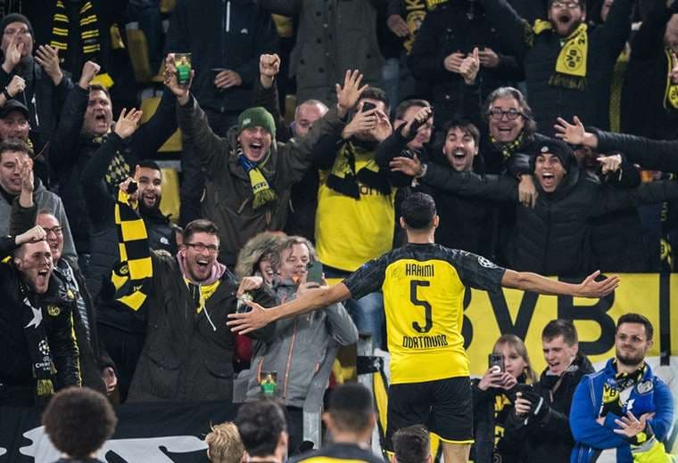 Hakimi celebra junto a la afición del Dortmund | UEFA.com
