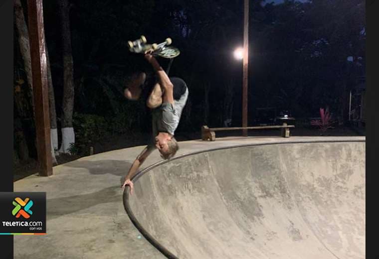 "Tony Hawk vacaciona en Costa Rica. Tomada del Facebook de Kenneth Tencio"