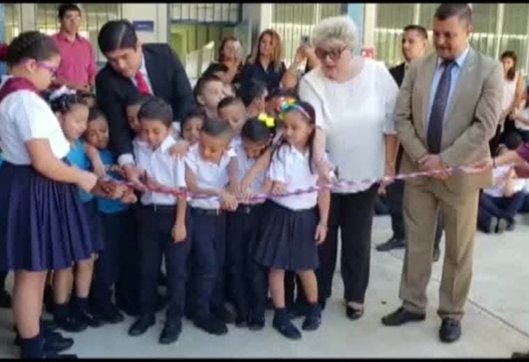 Gobierno entrega moderna escuela a 250 estudiantes