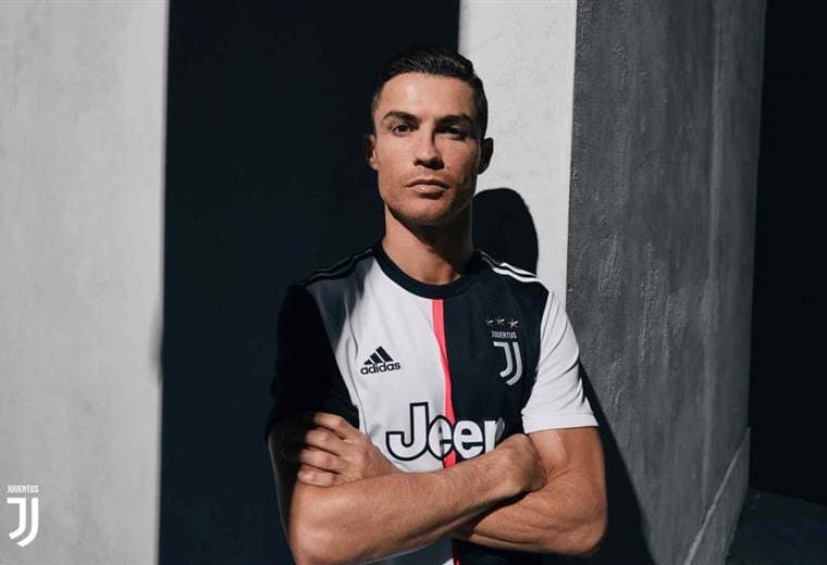 Cristiano Ronaldo presenta la nueva camiseta de la Juventus | Juventus FC