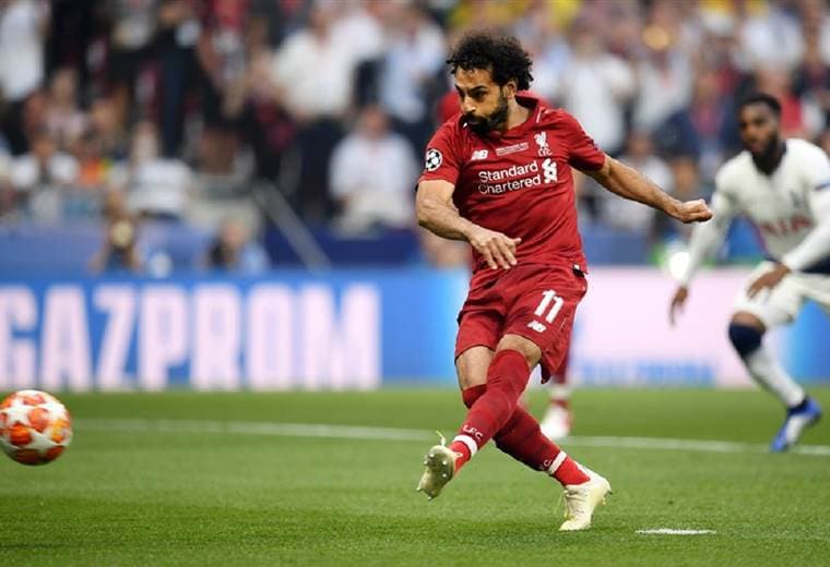 Mohamed Salah marca el penal ante el Tottenham en la final de Champions League - AFP