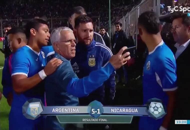 Jugadores de Nicaragua le piden fotos a Messi