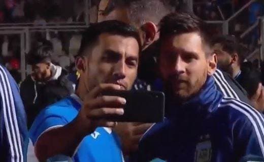 Jugadores de Nicaragua le piden fotos a Messi