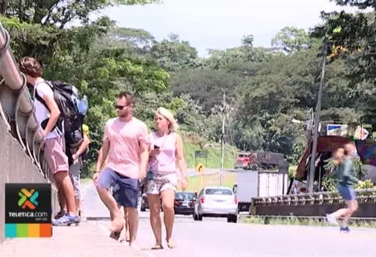 Turistas reconocen el peligro al que se exponen a ver cocodrilos en puente sobre río Tárcoles